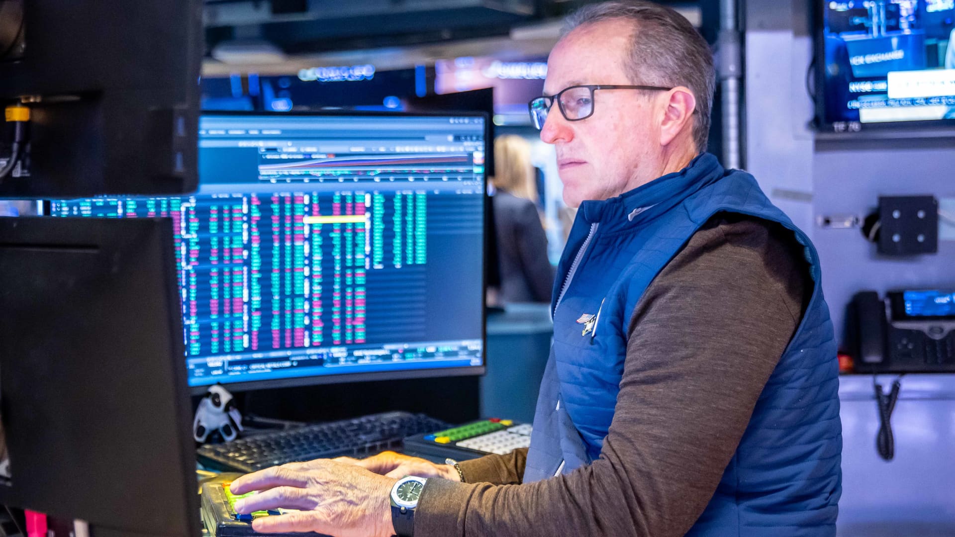 Illustration of diverging market trends for AI and defensive stocks