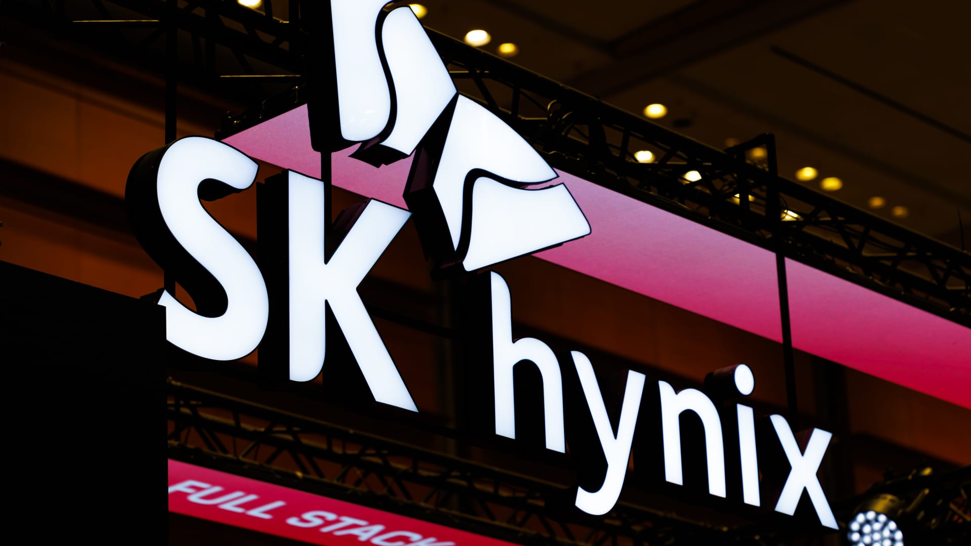 SK Hynix branding accompanying coverage of its earnings and Jim Cramer’s outlook for AI stocks