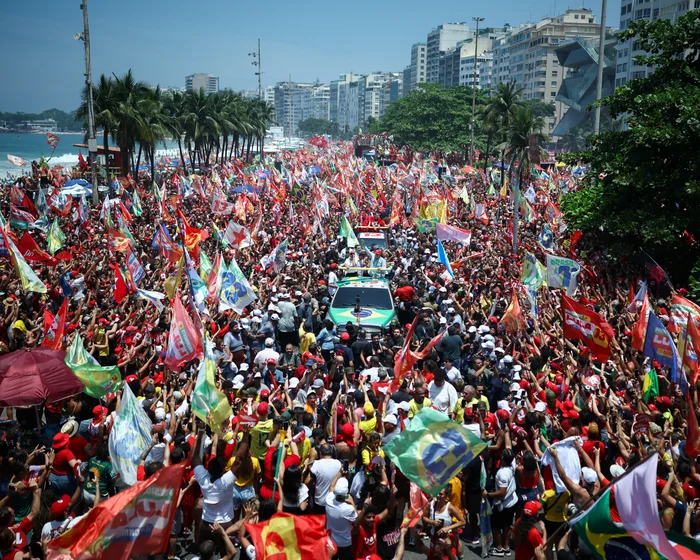 A large crowd of Lula supporters gathers on Rio de Janeiro’s beachfront before Brazil’s presidential runoff.