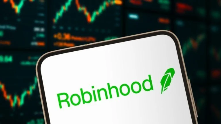 Robinhood and Ripple branding alongside the RLUSD stablecoin symbol