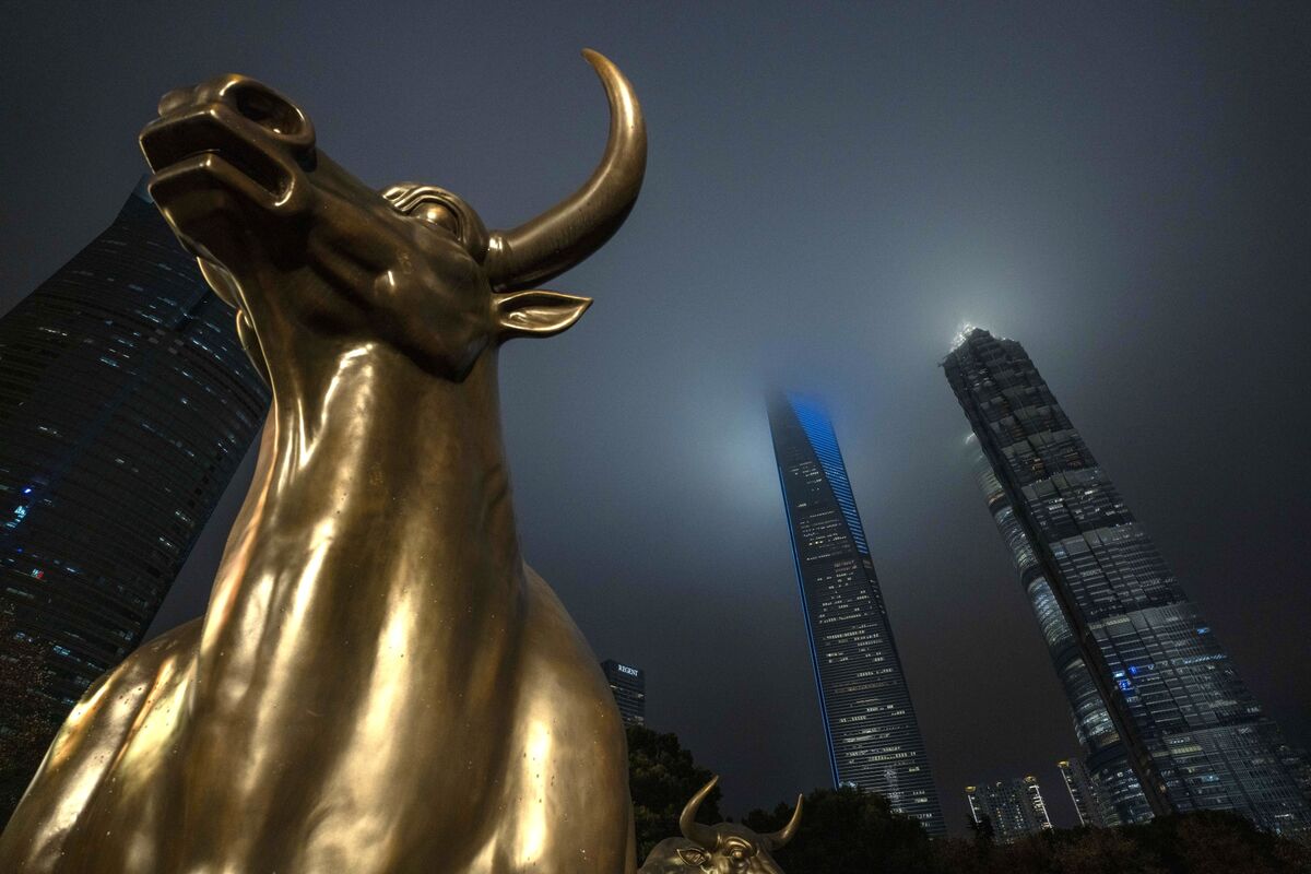 Chinese stock-market coverage illustrating a sell-off driven by weak demand and concerns about AI profitability